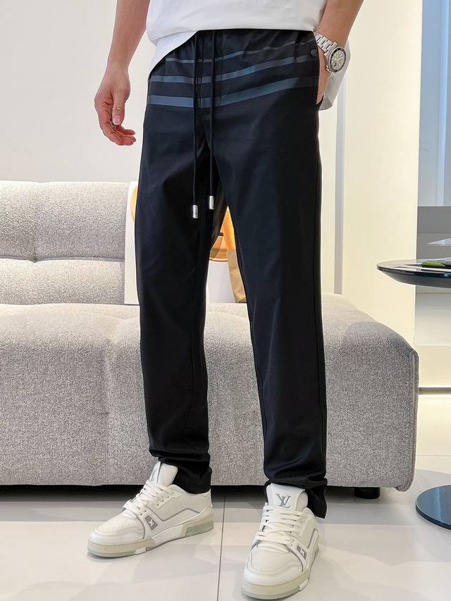 Prada 男士休闲裤 最新款上身版型无敌正 绝对可以闭眼收的一款 此款裤子非常百搭 弹力腰围,日常上班 户外运动都可以穿着 是时尚休闲与户外运动的完美结合 所